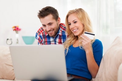 smiling-couple-during-the-shopping-online-min